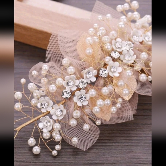 Pearl & Flower Hairpiece - Picture 2 of 5